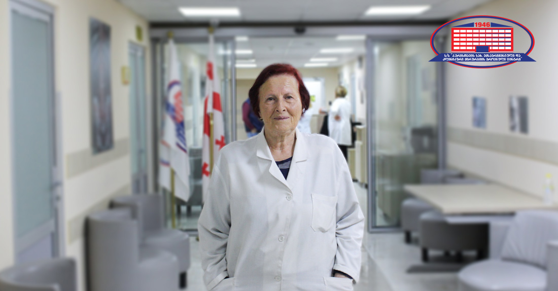 Познакомьтесь с медсестрой, любительницей вязать, которая 48 лет работает в Национальном Центре Хирургии