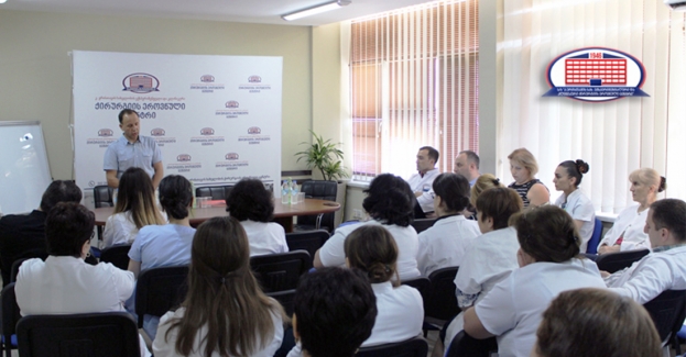 Руководитель сосудистого отделения центра неврологии Минска, в Национальном центре хирургии представил доклад о вопросах ведения инсульта.